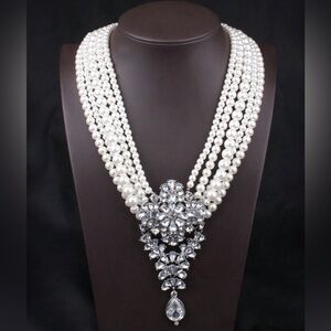 🆕 Pearl and Rhinestone Statement Necklace